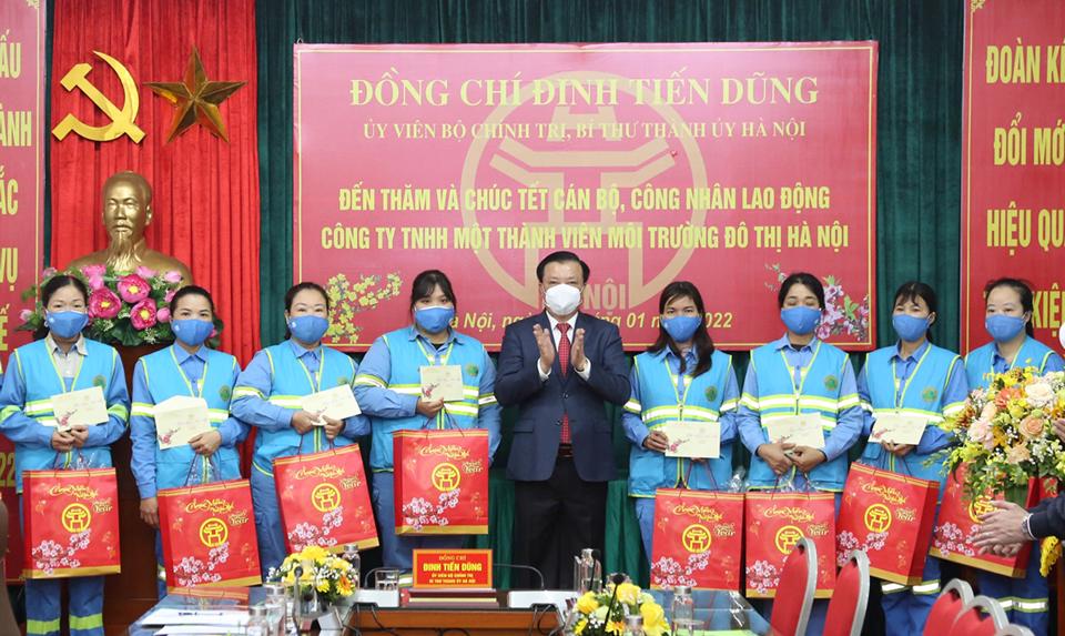 Hình ảnh công nhân môi trường cần mẫn làm việc để lại tình cảm, xúc động đối với người dân